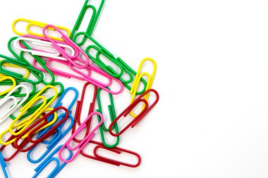 Beyaz arka plan üzerinde renkli ataç