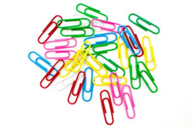 Beyaz arka plan üzerinde renkli ataç