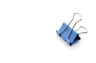 Mavi cilt klip, kopya alanı ile beyaz arka plan üzerinde ataç 