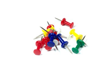 Beyaz arka plan üzerinde renkli iğne