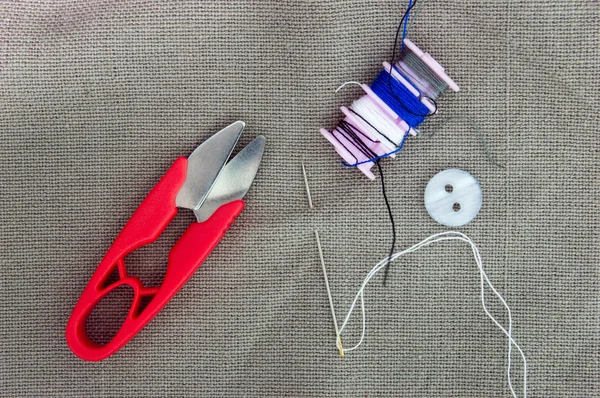 Оборудование для ремонта одежды, предметов для шитья — стоковое фото