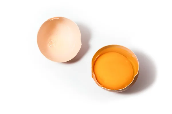 Beyaz arka plan üzerinde izole çiğ tavuk yumurta
