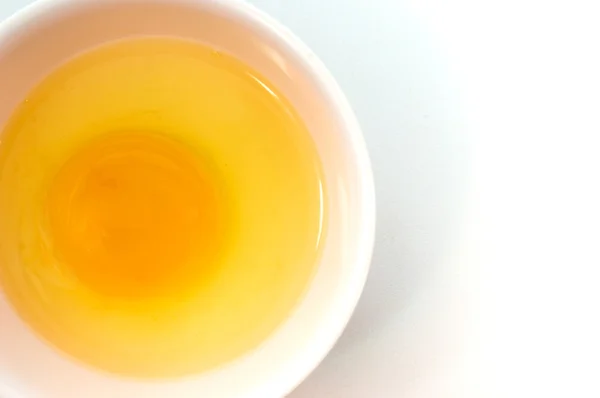 Beyaz arka plan üzerinde izole çiğ tavuk yumurta