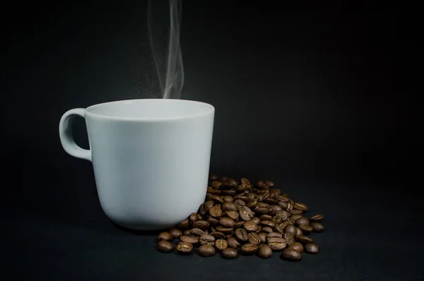 Kahve fincanı duman, siyah arka plan ile beyaz.