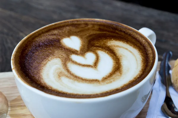 Beyaz fincanda sütlü kahve..