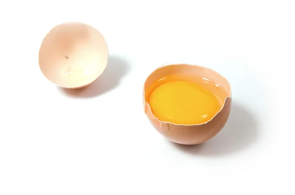 Huevo de gallina crudo aislado sobre fondo blanco Fotos de stock libres de derechos