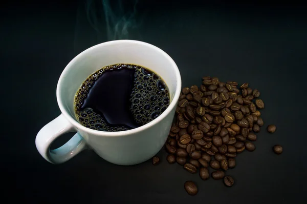 煙、黒の背景に白のコーヒー カップ. ロイヤリティフリーのストック画像