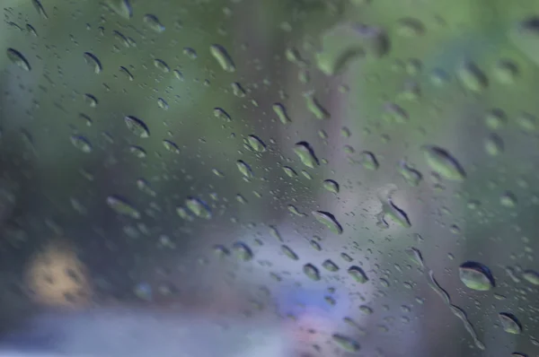 Ön cam üzerinde yağmur damlaları