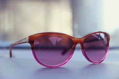 Gül güneş gözlüğü