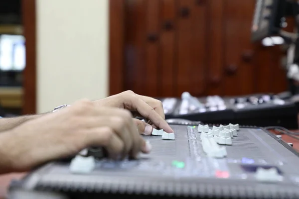 Profesyonel ışık konsolu solgunlaştırıcılarla karıştırma ve düğmeleri ayarlama - radyo TV yayını, renkli ışık gösterisi konserinde hareket soyutlaması