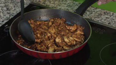 Ev yapımı Shawarma 'nın yakın görüntüsü, Arap usulü tavuk shawarma yapmak için mayonezli yumuşak pita ekmeği giymesi.. 