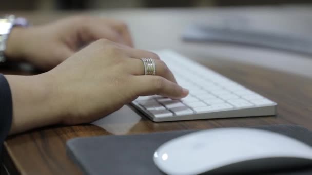 在电脑键盘上打字的女性手坐在家里的写字台上 与Pc应用软件的技术概念一起在线工作 关闭侧视 键盘和鼠标之间的焦点转移 — 图库视频影像