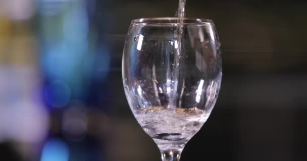 Närbild Att Hälla Vatten Ett Glas Härdande Vatten — Stockvideo