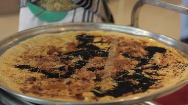 Lezzetli geleneksel Kunefe ve şurup üzerine dökülüyor, Arapça tatlı tat.