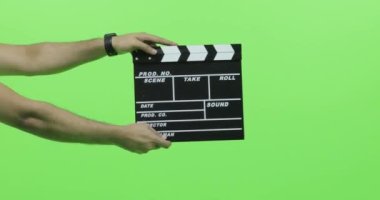 Yeşil ekranda kullanılan siyah bir el çırpma tahtası, film prodüksiyon el çırpma tahtası.