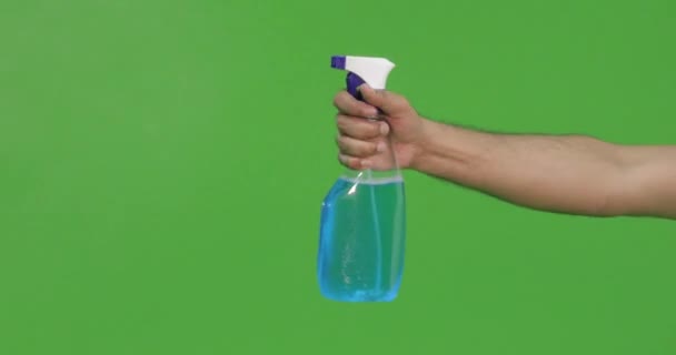 Рука Распыляет Чистящую Жидкость Хрома Студии Брызги Жидкости Очистки Стекла — стоковое видео