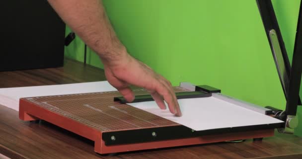 Découpe Papier Décryptage Découpeuse Pour Découper Papier Guillotine — Video