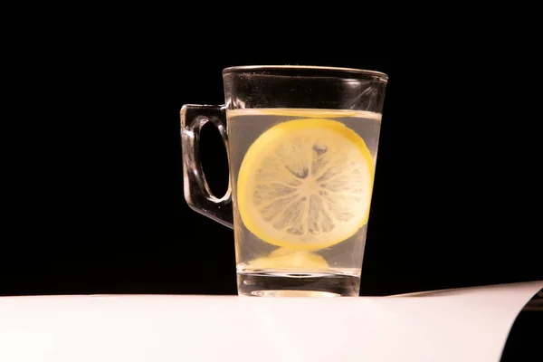 Bir bardak limon suyu C vitamini içerir. Corona 'dan korunmak için en iyi içecek.