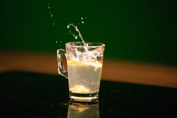Bir bardak limon suyu C vitamini içerir. Corona 'dan korunmak için en iyi içecek..
