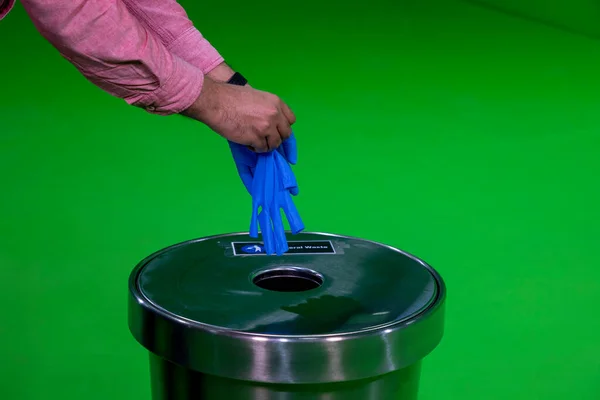 Krom içinde tıbbi eldiven çıkarmak, eldiven kullanmak, kirliliği korumak, doğru eldivenleri çıkarmak için adım atmak. Biyolojik olarak laboratuvarın.
