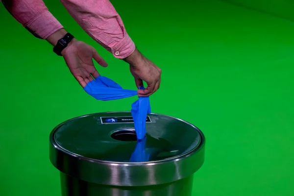 Eller mavi lateks eldivenleri çıkartıyor. Grip, virüs ve koronavirüse karşı koruma sağlıyor. Sağlık ve cerrahi konsept. Prot kaldırmanın doğru yolu