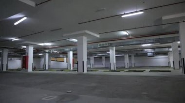 Binanın altındaki boş otopark, binanın altındaki otopark, binanın altındaki otopark..