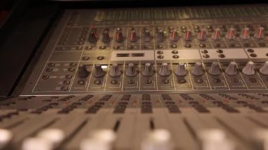 TV istasyonundaki ses kayıt cihazları. Ses Tasarımcısı Yapım Stüdyosunda Dijital Ses Karıştırıcı Kullandı. Radyo İstasyonunda Taşıyıcılar.