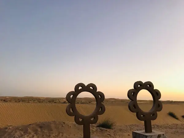 Fuar gölünden çöl manzarası, mavi gökyüzü ve kahverengi çöl, çölde kum. 