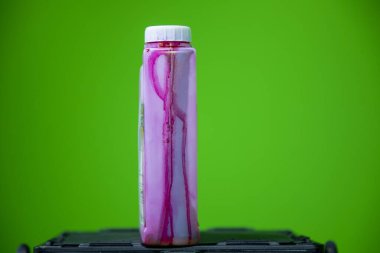 Renkli yazıcıda kullanılan kırmızı renkli mürekkep şişesinin görüntüsünü kapat. mürekkep doldur