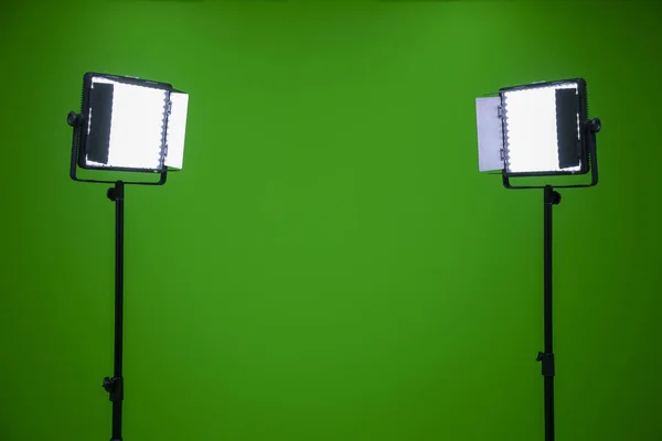 Yeşil ekran televizyon stüdyosu ve iki dolgu ışığı. Krom stüdyoda ışıklar açık.