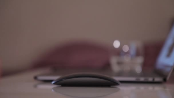 Работающая Женщина Помощью Компьютера Ноутбука Ручной Контроль Беспроводной Мыши Многоцветный — стоковое видео