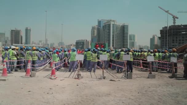 Dubai Emiratos Árabes Unidos Marzo 2021 Trabajadores Construcción Asiáticos Uniformados — Vídeos de Stock