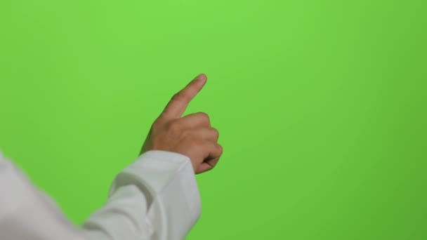 阿拉伯男性在彩色键绿色屏幕背景上的触摸屏手势 比如使用智能电视 触摸屏显示 全息图 — 图库视频影像