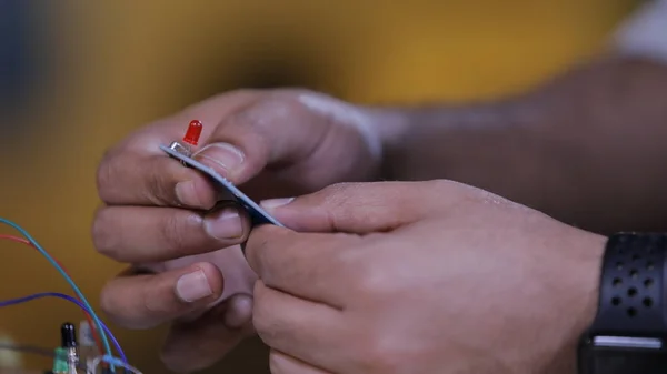 PCB devresi üzerinde LED bağlanıyor, Kırmızı LED ışık