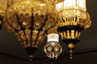 Camide kullanılan güzel tavan ampulü. Musjid 'in içindeki ışık