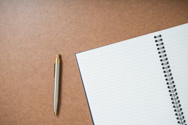 boş bir defter kalem ile