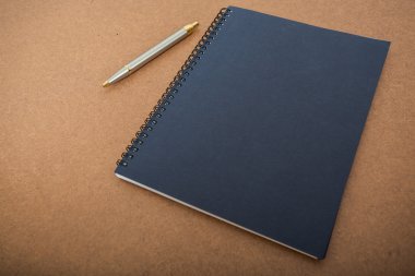 boş bir defter kalem ile