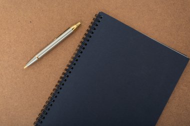 boş bir defter kalem ile