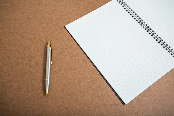 Libreta en blanco con pluma —  Fotos de Stock