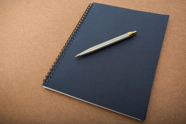 ペンで空白のノートブック — ストック写真