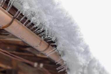 Çatıda buz saçakları