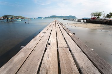 Ahşap köprü Thailnd güneşli bir günde '