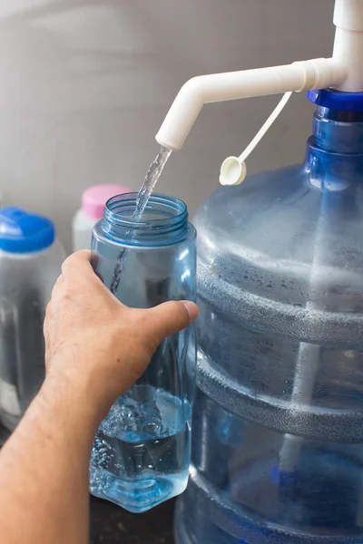 Mengisi air ke dalam botol — Stok Foto