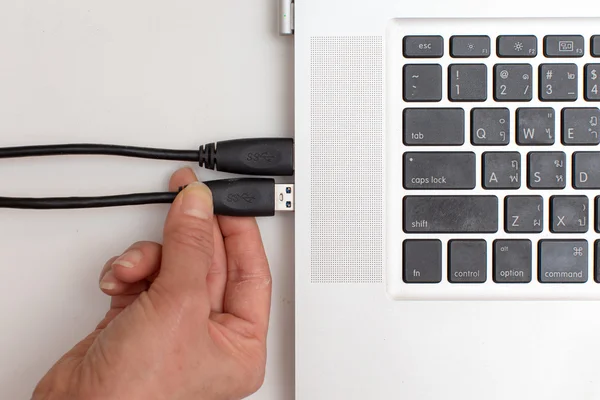 USB kablosunu usb laptop bağlantı noktasına koyarak