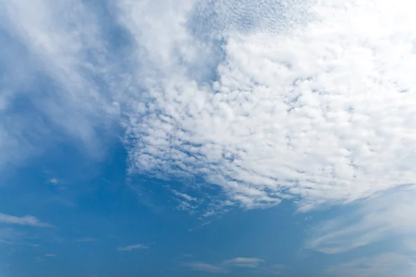 Nuages dans le ciel bleu — Photo