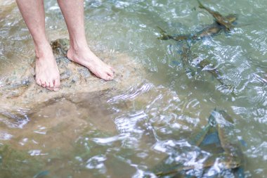 kadının bacak dere içinde