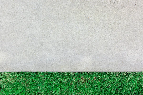 Beton ve yeşil çimen 