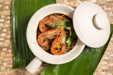 Erişte ile güveçte karides 