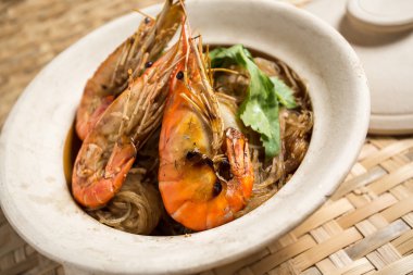 Erişte ile güveçte karides 