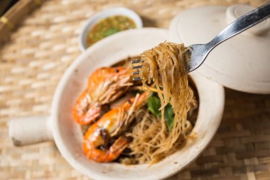 Erişte ile güveçte karides 